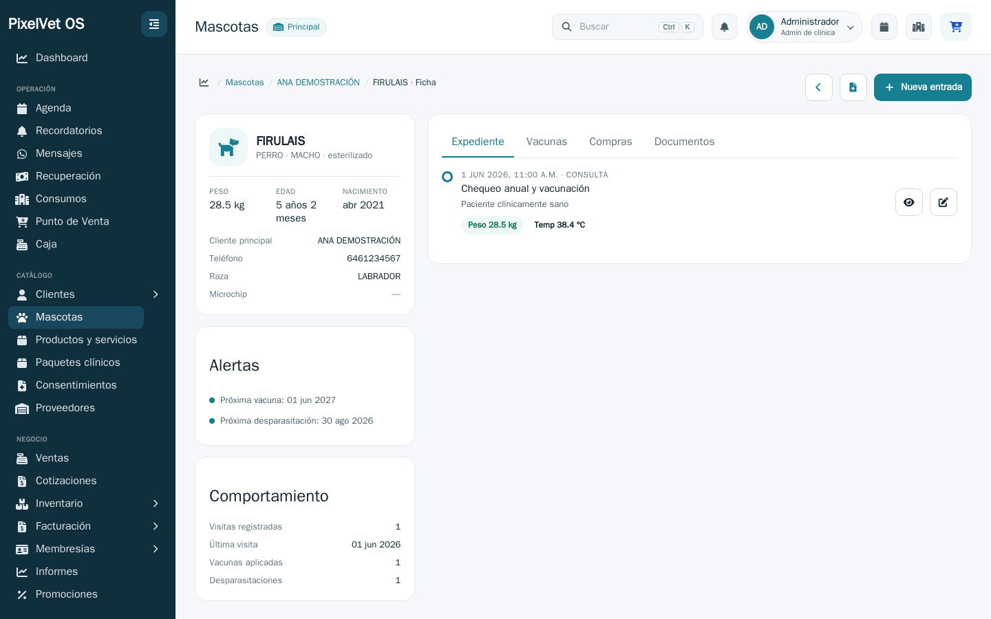 Expediente de un paciente en PixelVet OS con notas, vacunas y documentos